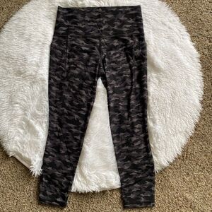 Athleta Salutation Stash Pocket 7/8 Camo Leggings Gray White Black Womens Small